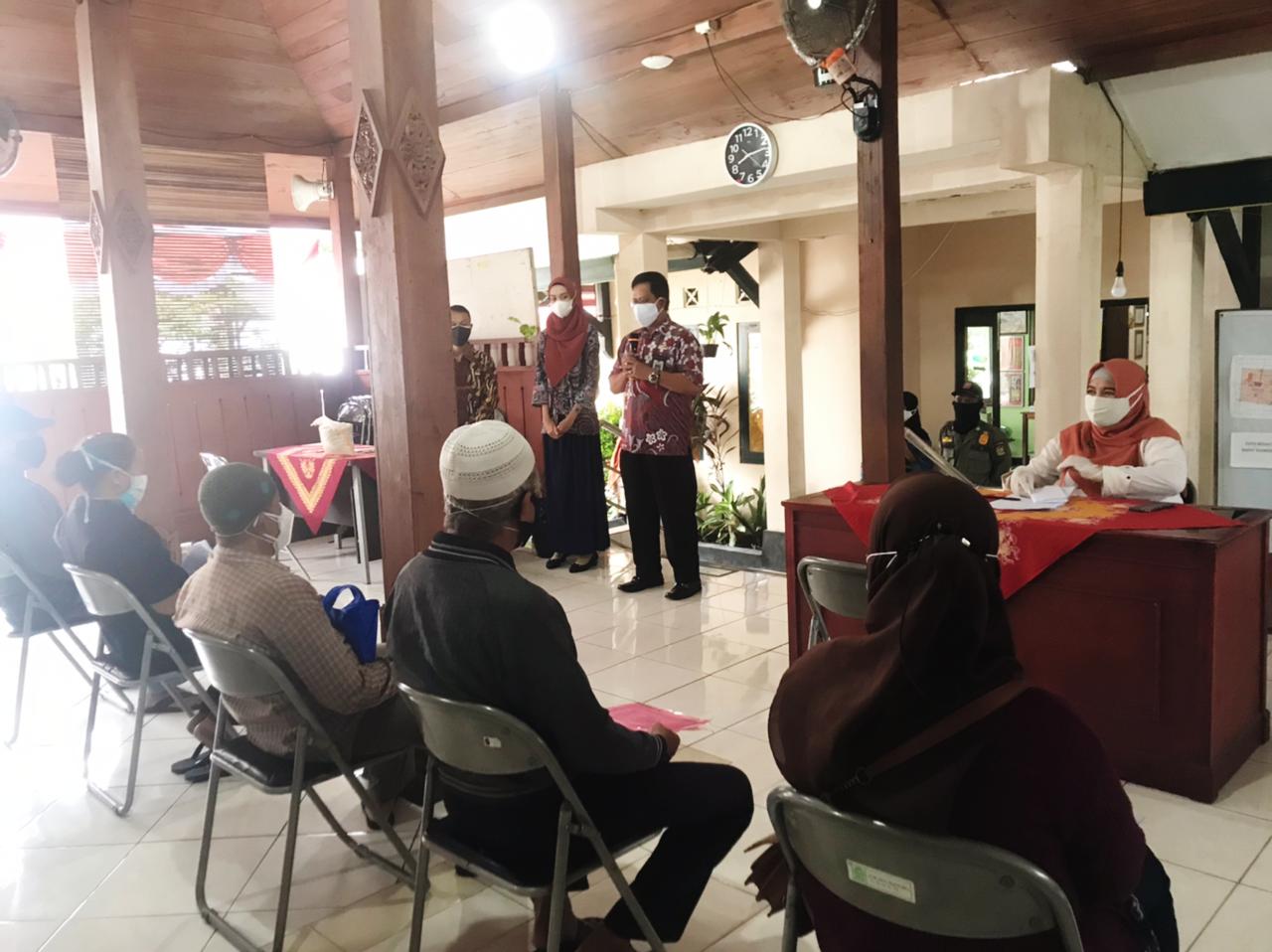 Distribusi Bantuan Sosial Beras PPKM Di Wilayah Kemantren Kraton Yogyakarta.