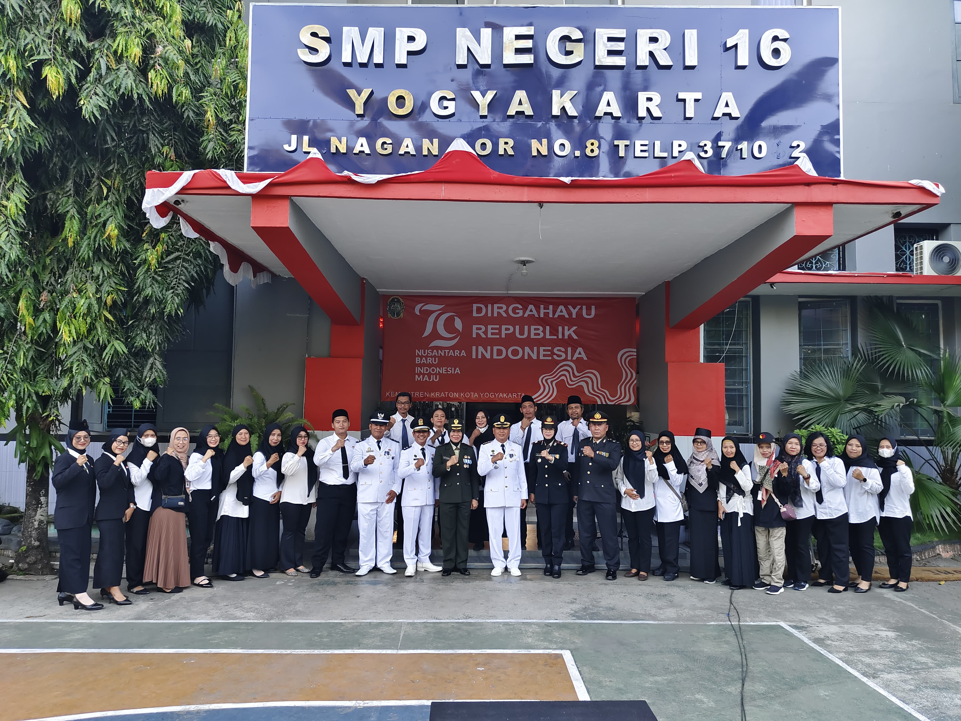 KEMANTREN KRATON GELAR UPACARA PENGIBARAN BENDERA MERAH PUTIH MEMPERINGATI HUT RI KE 79 DI SMPN 16 YOGYAKARTA