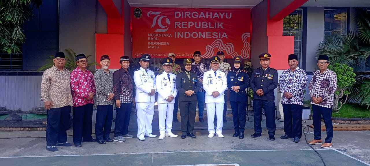 KEMANTREN KRATON GELAR UPACARA PENURUNAN BENDERA MERAH PUTIH MEMPERINGATI HARI KEMERDEKAAN RI KE 79 DI SMPN 16 YOGYAKARTA